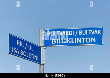 Bulevardi principale Bill Klinton strada segno, Pristina (Prishtina), Repubblica del Kosovo Foto Stock