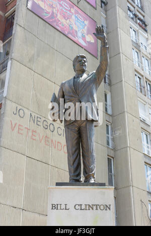 Il presidente Bill Clinton statua, Bulevardi principale Bill Klinton street, Pristina (Prishtina), Repubblica del Kosovo Foto Stock