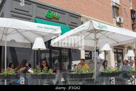 Terrazza esterna in corrispondenza di Sachi Caffe coffee shop, Bulevardi Bill Klinton, Pristina (Prishtina), Repubblica di Kosov Foto Stock