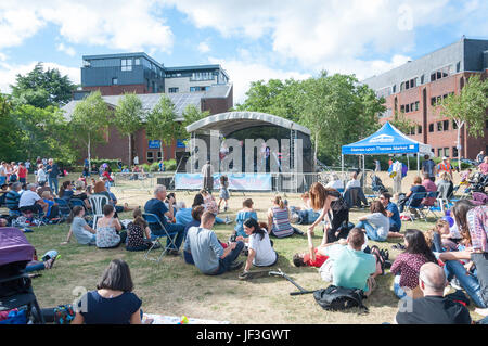 Open-air concerto a Staines-upon-Thames giorno, Memorial Gardens, Staines-upon-Thames, Surrey, England, Regno Unito Foto Stock