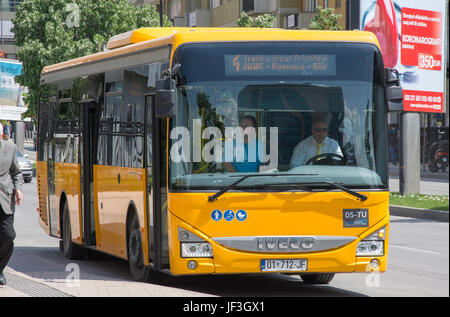 Bus locale nel centro cittadino di Pristina (Prishtina), Repubblica del Kosovo Foto Stock