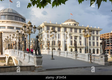 Museo archeologico e le comunicazioni attraverso la costruzione di ponte di civiltà di Macedona al crepuscolo, Skopje, Repubblica di Macedonia del nord Foto Stock