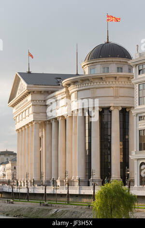 Museo archeologico di Macedonia sul fiume Vardar al crepuscolo, Skopje, Regione di Skopje, Repubblica di Macedonia del nord Foto Stock