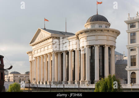 Museo archeologico di Macedonia sul fiume Vardar al crepuscolo, Skopje, Regione di Skopje, Repubblica di Macedonia del nord Foto Stock