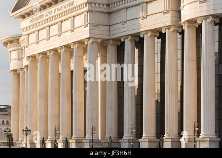 Museo archeologico di Macedonia sul fiume Vardar al crepuscolo, Skopje, Regione di Skopje, Repubblica di Macedonia del nord Foto Stock