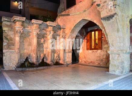 Xvii secolo Rimondi Fontana in Plateia Petihaki, Città Vecchia, Heraklion (Irakleio), Regione di Irakleio, Creta (Kriti), Grecia Foto Stock