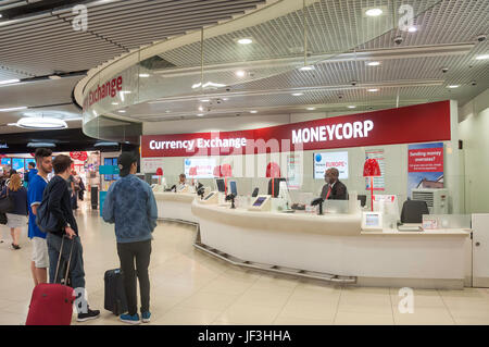 Moneycorp Cambio valuta kiosk nella sala partenze, Gatwick South Terminal, Crawley, West Sussex, in Inghilterra, Regno Unito Foto Stock