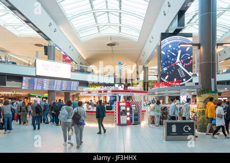 Partenza lounge interior, Gatwick South Terminal, Crawley, West Sussex, in Inghilterra, Regno Unito Foto Stock