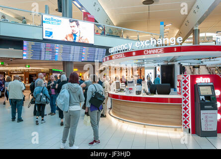 Partenza lounge interior, Gatwick South Terminal, Crawley, West Sussex, in Inghilterra, Regno Unito Foto Stock