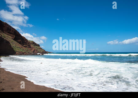 Surf rompe su un'uli Beach sulla costa sud di Maui. Foto Stock