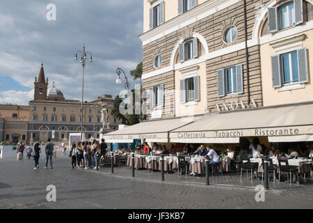 Roma, Italia - 11 giugno 2017: Unidentified persone mangiare cibo tradizionale italiano nel ristorante all'aperto nel quartiere di Trastevere a Roma, Italia Foto Stock