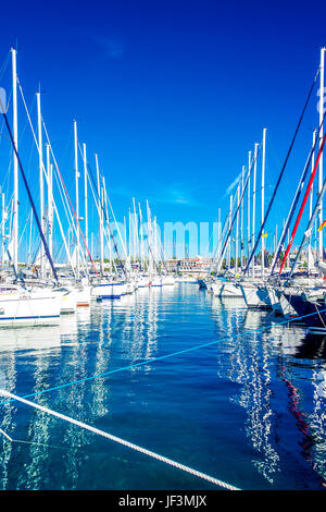 Una mattina tranquilla presso la marina di Korcula ha creato belle riflessioni di yacht e barche ormeggiate. Korcula, Dubrovnik-Neretva, Croazia Foto Stock