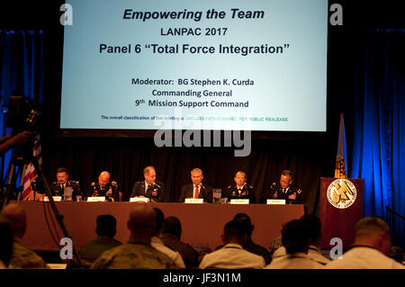 La forza totale integrazione pannello a AUSA LANPAC Symposium & Exposition presso lo Sheraton Waikiki. Da sinistra: Briga. Gen. Rob Roy Mackenzie, Capo di Stato Maggiore dell esercito, riserva esercito canadese. Il Mag. Gen. Christopher G. Cavoli, comandante generale, XXV divisione di fanteria. Brig. Gen. William R. Burks, Aiutante Generale, Nevada National Guard. Stephen D. Austin assistente capo dell'esercito di riserva. Il Mag. Gen. Leslie A. Purser, Assistente speciale del Segretario dell'esercito (manodopera e gli affari di riserva). Brig. Gen. Stephen K. curda, Comandante Generale, 9 Supporto di missione il comando. Foto Stock