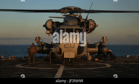 Oceano Pacifico - velisti assegnati alla sezione di coperta a bordo di dock anfibio sbarco nave USS Pearl Harbor (LSD 52) fissano un CH-53E Super Stallion elicottero con mezzo marino Tiltrotor Squadron 161 (rinforzato) per il ponte di volo durante la formazione composita dell'Unità Esercizio 2 Maggio, 2017. COMPTUEX è la seconda in mare esercizio di formazione che fornisce le opportunità di affinare la missione essenziale set di abilità tecnica al XV Marine Expeditionary Unit di certificazione di esercizio e Pacifico occidentale 17-2 distribuzione. (U.S. Marine Corps foto di Cpl. F. Cordoba) Foto Stock