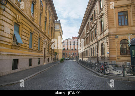 Accogliente street a Roma, Italia Foto Stock