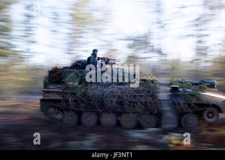 Soldati finlandesi della brigata armoure drive in un serbatoio durante una missione di addestramento, in Pohjankangas, Niinisalo, Finlandia, 5 maggio 2017 durante la freccia 17 annualmente una formazione finlandese esercizio per migliorare l'interoperabilità e la capacità di meccanizzato, motorizzato ed unità blindate per eseguire manovre tattiche insieme. (U.S. Esercito foto di Spc. Elliott banche). Foto Stock