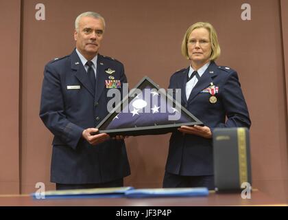 Il comandante del Maine Air National Guard, Briga. Gen. Gerard Bolduc, presenta Lt. Col. Karen Morris una bandiera degli Stati Uniti durante la sua cerimonia di pensionamento, Camp Keyes, Augusta, ME Jun. 3, 2017. (U.S. Air National Guard photo by Staff Sgt. Travis Hill). Foto Stock