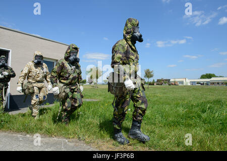 I membri delle forze armate britanniche assegnato a unità locali, uscire dall'U.S. Esercito di formazione Support Center Benelux chimici, biologici, radiologici e nucleari sulla struttura Wingene Air Base, Belgio, 09 maggio 2017. (U.S. Esercito foto di Visual Information Specialist Pierre-Etienne Courtejoie) Foto Stock