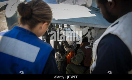 Oceano Pacifico - Sgt. Zachary Zimberg, un equipaggio capo e di armi e tattiche istruttore con Marine mezzo squadrone Tiltrotor 161 (rinforzato), xv Marine Expeditionary Unit, insegna velisti assegnati al ponte le procedure del reparto per il fissaggio su aeromobili il ponte di volo a bordo della USS Pearl Harbor (LSD 52) composito durante la formazione dell'Unità Esercizio, 14 maggio 2017. COMPTUEX è il secondo A-periodo di mare dove il Navy-Marine Corps team imparano operare insieme prima della distribuzione. (U.S. Marine Corps foto di Cpl. F. Cordoba) Foto Stock