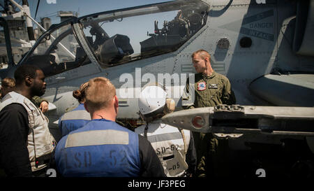 Oceano Pacifico - Sgt. Zachary Zimberg, un equipaggio capo e di armi e tattiche istruttore con Marine mezzo squadrone Tiltrotor 161 (rinforzato), xv Marine Expeditionary Unit, insegna velisti assegnati al ponte le procedure del reparto per il raggiungimento e il mantenimento degli aeromobili Marine sul ponte di volo a bordo della USS Pearl Harbor (LSD 52) composito durante la formazione dell'Unità Esercizio, 14 maggio 2017. COMPTUEX è il secondo A-periodo di mare dove il Navy-Marine Corps team imparano operare insieme prima dell'installazione.. (U.S. Marine Corps foto di Cpl. F. Cordoba) Foto Stock