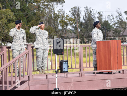 Difensori dal trentesimo delle forze di sicurezza Squadron salutate come inno nazionale è cantata da Airman 1. Classe Ambra Olds alla cerimonia di apertura per la Polizia Nazionale settimana, 15 maggio 2017, a Vandenberg Air Force Base in California Team V difensori condurrà gli eventi di tutta la settimana per onorare i nostri difensori e forze di polizia a livello nazionale. (U.S. Air Force foto di Airman 1. Classe Clayton A. usura/rilasciato) Foto Stock