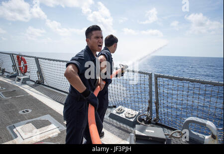 170516-N-BV658-008 sul Mare del Sud della Cina (16 maggio 2017) Sonar marinaio Tecnico apprendista Daniel Pena (anteriore), nativo di Crosby, Texas, e Cryptologic marinaio tecnico Kevin Mancia, nativo di Honolulu, Hawaii, pratica tubo antincendio manipolazione durante il danno-formazione di controllo a bordo del Arleigh Burke-class guidato-missile destroyer USS Dewey (DDG 105). Dewey è parte della superficie Sterett-Dewey Action Group ed è il terzo gruppo di distribuzione che operano sotto il comando ed il controllo costrutto denominato 3a flotta in avanti. Gli Stati Uniti 3a flotta operante in avanti offre opzioni aggiuntive per la flotta del Pacifico co Foto Stock