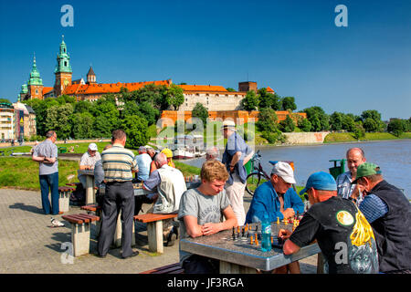I giocatori di scacchi e il Castello Reale di Wawel a Cracovia Foto Stock
