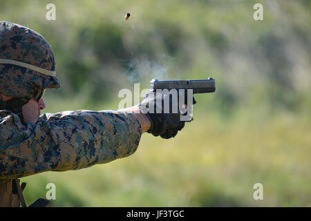 Stati Uniti Marine Corps Sgt. Victor netta, chief primario di precisione di tiro istruttore, combattere la precisione di tiro Company, addestramento alle armi battaglione, incendi verso un bersaglio con una Glock 17 pistola a Altcar Training Camp, Hightown, Regno Unito il 22 maggio 2017. Gli Stati Uniti Marine Corps viaggi nel Regno Unito ogni anno per competere nella Royal Marines scatti operativi la concorrenza e imparare con i loro alleati mentre la costruzione di relazioni. (U.S. Marine Corps foto di Sgt. Gregorio D. Boyd) Foto Stock