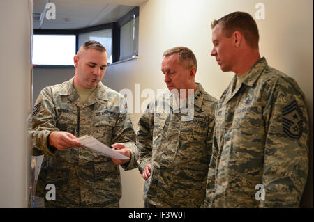 Tech. Sgt. William Moser, 460th operazioni mediche Squadron odontotecnico, informa Lt. Gen. David J. Buck, Commander, XIV Air Force (forze aeree strategiche), Air Force Space Command; e comandante, Joint componente funzionale il comando per lo spazio, U.S. Comando strategico e Chief Master Sgt. Craig A. Neri, il comando Capo Comandante Sergente, XIV Air Force, AFSTRAT; e comando arruolati Senior leader, JFCC spazio, dell'attuale processo di Buckley Dental Clinic è migliorare per ridurre al minimo la nomina no-show. Buck e Neri sia trascorso la giornata passeggiando per unità, apprendere le diverse improveme Foto Stock