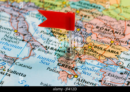 Foto di Grecia segnata dalla bandiera rossa nel supporto. Paese del continente europeo. Foto Stock