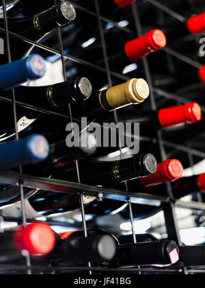 Le bottiglie di vino in rack Foto Stock