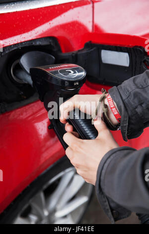 Uomo di pompaggio di gas Foto Stock