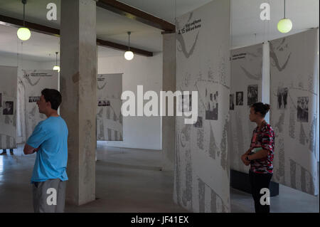 03.06.2017, Dachau, Baviera, Germania, Europa - visitatori nel museo presso il memoriale del campo di concentramento di Dachau. Foto Stock