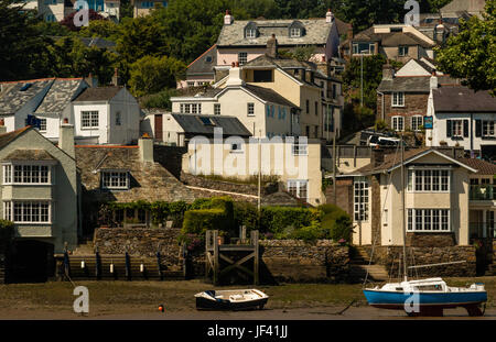 Bella scatola di cioccolatini cotages nel villaggio di Noss Mayo e Newton Ferrers, sulle rive del Yealm estuario, South Devon Foto Stock