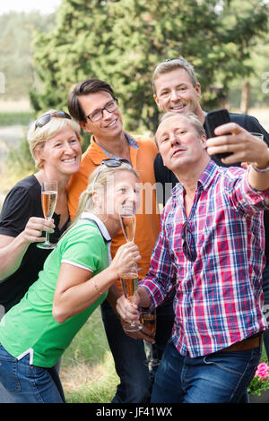Amici prendendo selfie Foto Stock