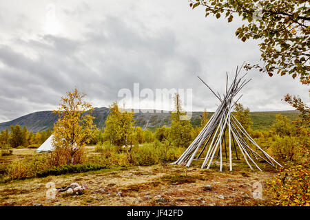 Paesaggio autunnale con teepee a forma di struttura di log in primo piano Foto Stock