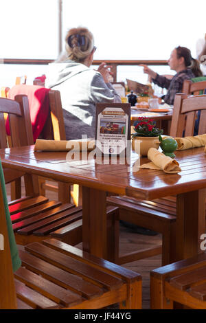 Diners mangiare all'aperto presso il ristorante Beachcomber al Crystal Cove stato Parco California USA Foto Stock