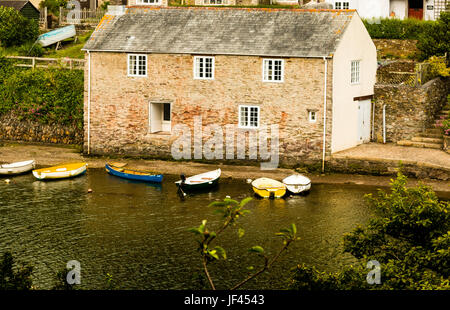 Bella scatola di cioccolatini cotages nel villaggio di Noss Mayo e Newton Ferrers, sulle rive del Yealm estuario, South Devon Foto Stock