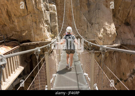 Gli spagnoli Caminito del Rey attrazione turistica, provincia di Malaga con alta passerella intorno a una gola con il Rio Guadalhorce in esecuzione attraverso di esso. Foto Stock