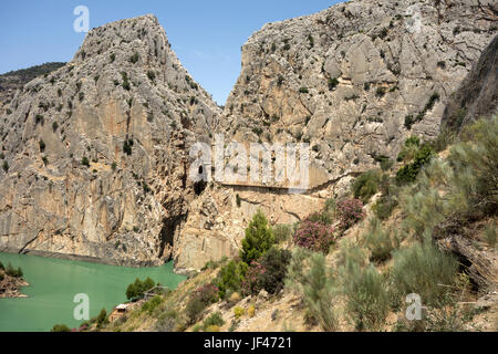 Gli spagnoli Caminito del Rey attrazione turistica, provincia di Malaga con alta passerella intorno a una gola con il Rio Guadalhorce in esecuzione attraverso di esso. Foto Stock