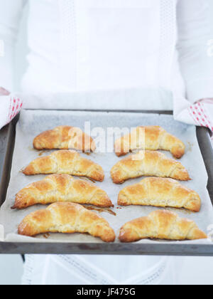 Croissant sul vassoio da forno Foto Stock