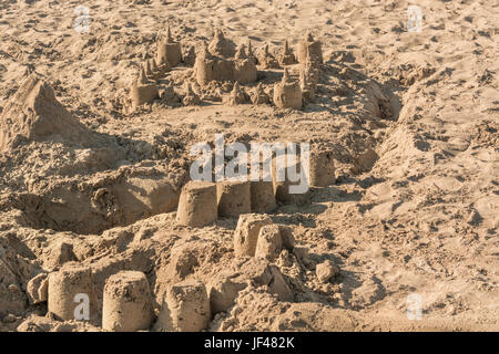 Castello di sabbia su una spiaggia in Spagna Foto Stock