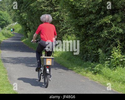 Canale di Forth e Clyde Glasgow Scozia ciclista sulla bici sul percorso di traino ciclismo Scozia maglietta rossa Glasgow stemma sulla scatola Foto Stock