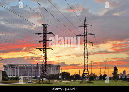 San Pietroburgo, Russia - 2017 Giugno 18, sport e complesso Concerto di San Pietroburgo e supporta le linee elettriche in alta tensione al tramonto Foto Stock