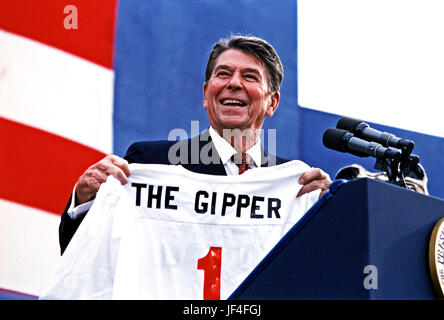 Il presidente Reagan tenendo premuto 'L' Gipper jersey a una campagna di rally in Endicott, New York. 9/12/84. Foto Stock