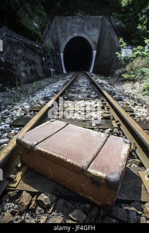 Vintage valigia su strada ferrata Foto Stock