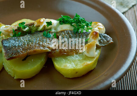 Estone di aringhe al forno con patate Foto Stock