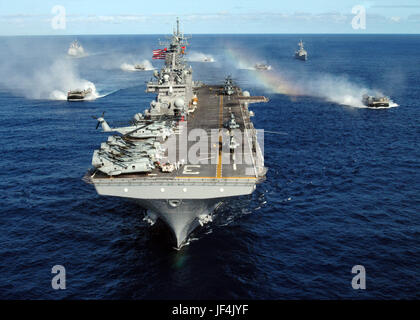 La USS Kearsarge Expeditionary Strike gruppo e Landing Craft Air Cushion attaccato all assalto unità artigianali 4 nell'Oceano Atlantico. DoD foto di Airman Finley Williams, U.S. Navy. Foto Stock