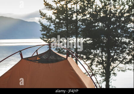 Tenda nella parte anteriore della diga di montagna Foto Stock