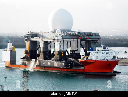 Il sollevamento pesante nave MV Blue Marlin con i suoi carichi di coperta del mare in base X-Band Radar entra a Pearl Harbor, Hawaii. Il mare in base X-Band Radar è una combinazione dei più grandi del mondo phased array per X-radar banda trasportato a bordo di un mobile, oceaniche semi-sommergibili Piattaforma di olio. Il radar è in grado di altamente avanzata, missili balistici durante il rilevamento di discriminare una testata ostile da maniaci e contromisure. La piattaforma è più grande di un campo di calcio. DoD foto di Sottufficiali di seconda classe Ryan C. McGinley, U.S. Navy. Foto Stock